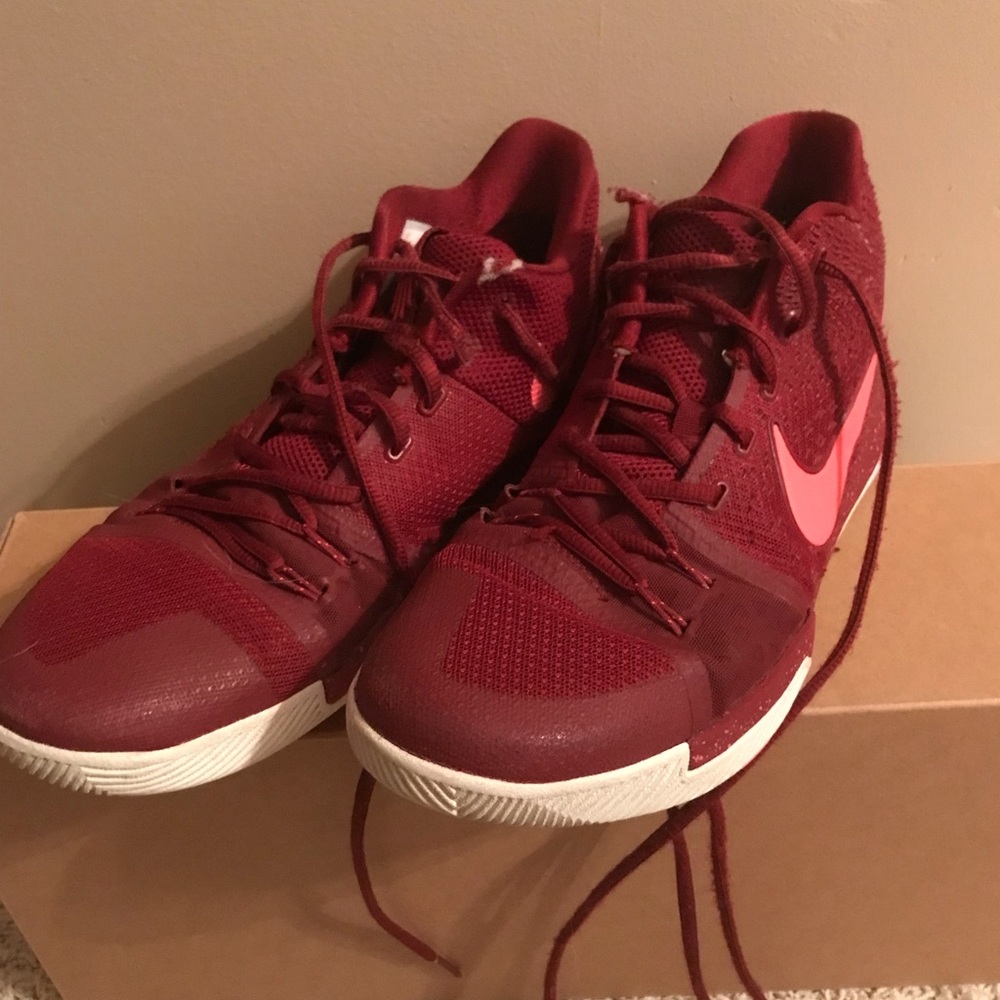 Nike Kyrie 3 Basketball Shoes | 10.5